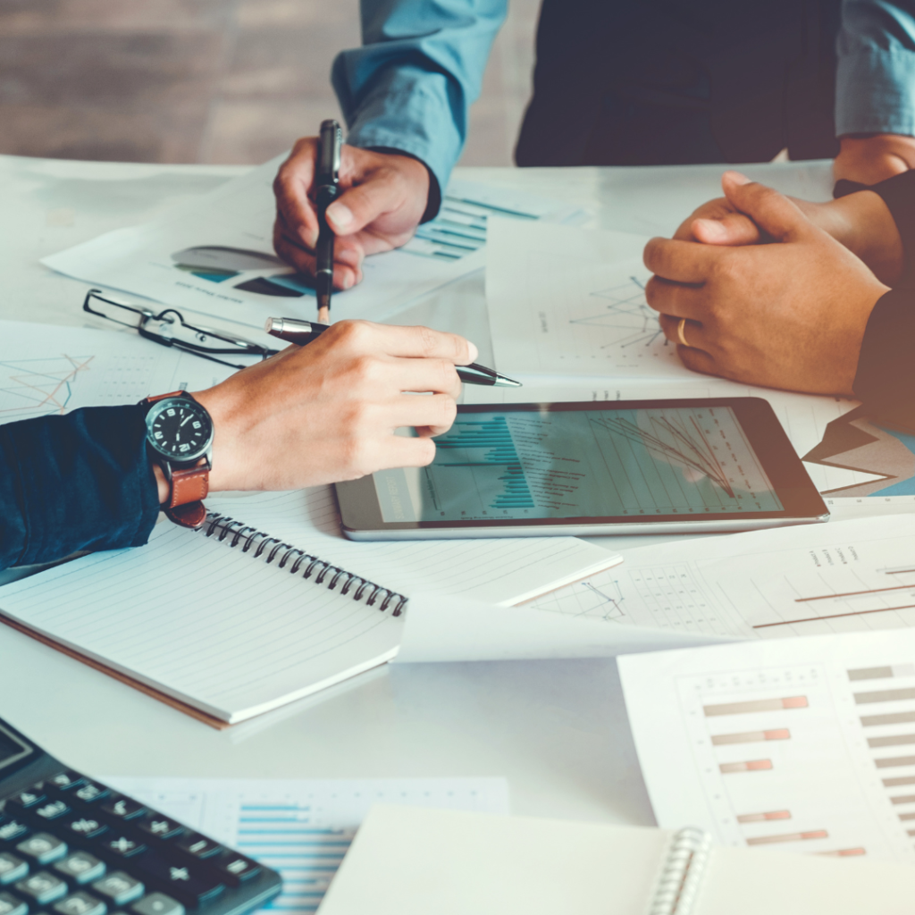 A SindNetworking não é apenas uma plataforma de conexão, mas uma verdadeira rede de relacionamento que vai além da simples indicação de serviços. Nosso propósito é ajudar empresas do setor condominial a se destacarem no mercado, conquistando a confiança de síndicos e administradoras, sem depender de descontos ou baixas margens de lucro. Sabemos que muitos empresários têm dificuldade em entrar no mercado condominial, e um dos maiores desafios é a concorrência acirrada, com empresas competindo pelo preço e não pelo valor agregado. Mas, como podemos mudar esse cenário?